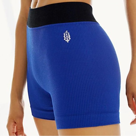 SOLD! 5 tanks, 1 bra and leggings matching set, and 2 shorts - Picture 8 of 13